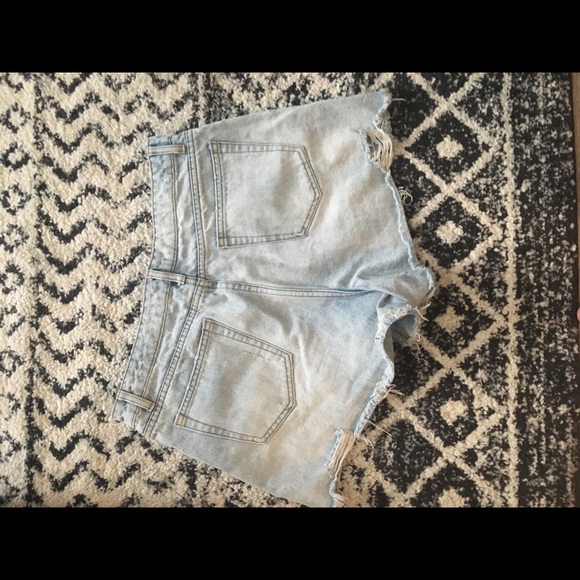 Gianni Bini Light Wash Denim Shorts - Picture 2 of 3